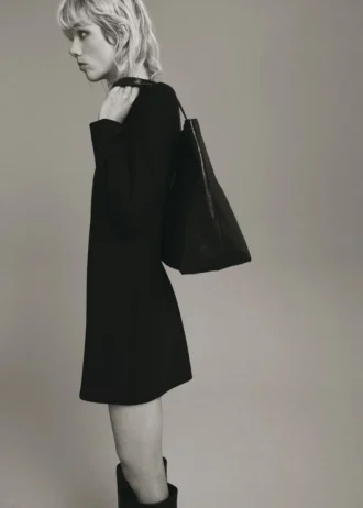 Langärmeliges Kleid mit drapiertem Ausschnitt Langärmeliges Kleid mit drapiertem Ausschnitt