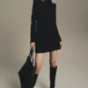Langärmeliges Kleid mit drapiertem Ausschnitt Langärmeliges Kleid mit drapiertem Ausschnitt
