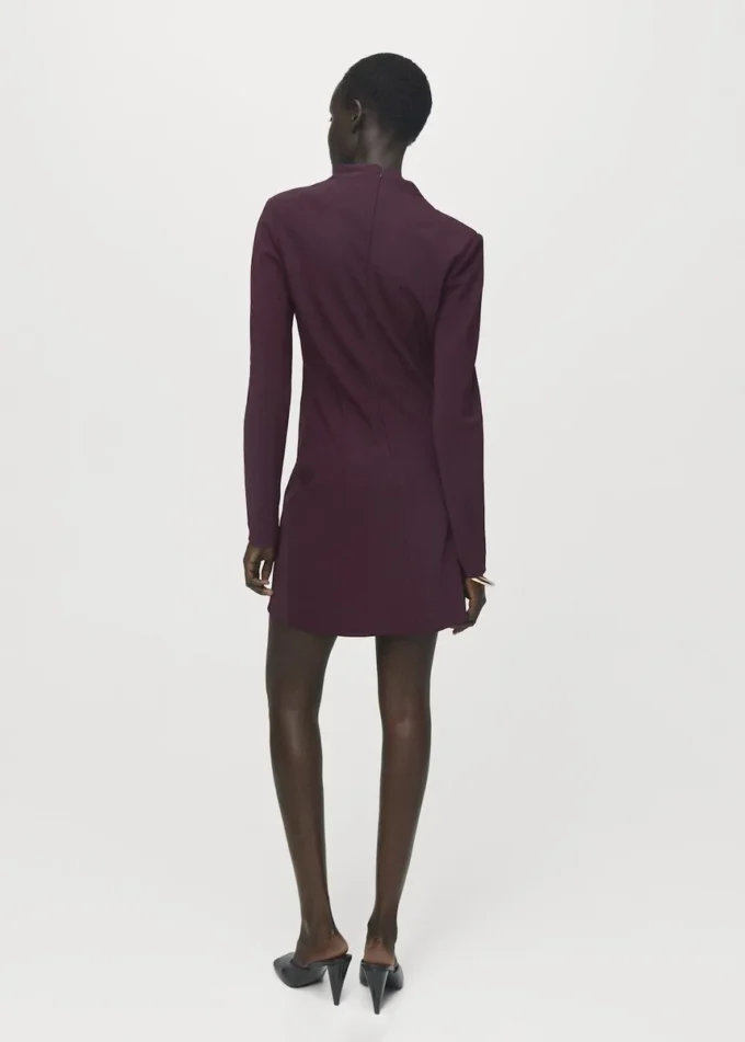 Langärmeliges Kleid mit drapiertem Ausschnitt Langärmeliges Kleid mit drapiertem Ausschnitt