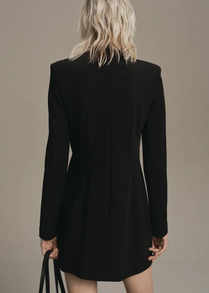 Langärmeliges Kleid mit drapiertem Ausschnitt Langärmeliges Kleid mit drapiertem Ausschnitt