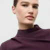 Langärmeliges Kleid mit drapiertem Ausschnitt Langärmeliges Kleid mit drapiertem Ausschnitt