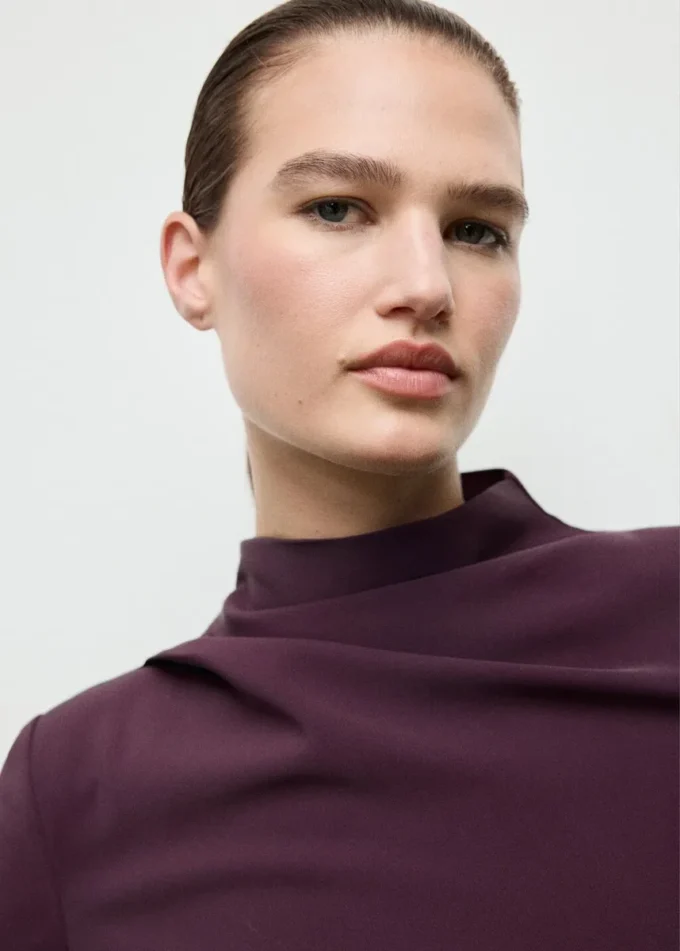 Langärmeliges Kleid mit drapiertem Ausschnitt Langärmeliges Kleid mit drapiertem Ausschnitt