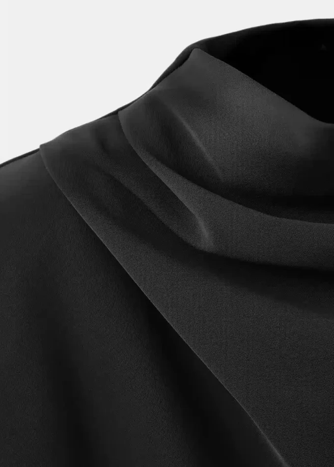 Langärmeliges Kleid mit drapiertem Ausschnitt Langärmeliges Kleid mit drapiertem Ausschnitt