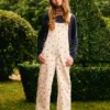 Latzhose mit Blumenmuster