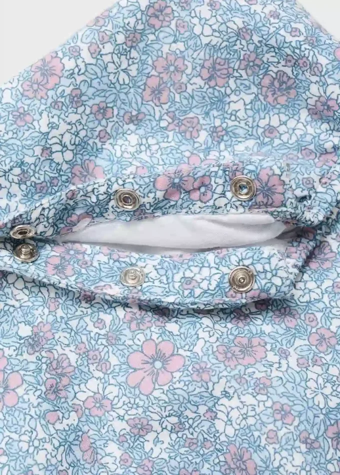 Latzhose mit Blumenmuster Latzhose mit Blumenmuster