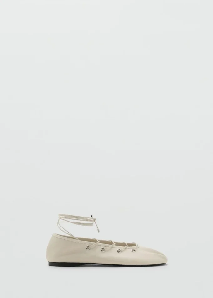 Lederballerinas mit gekreuzten Riemen Lederballerinas mit gekreuzten Riemen