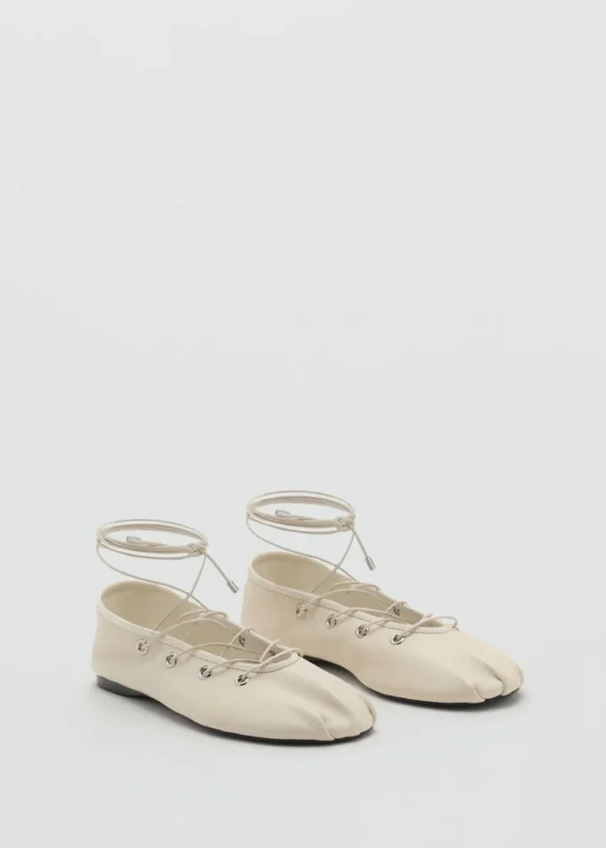 Lederballerinas mit gekreuzten Riemen Lederballerinas mit gekreuzten Riemen