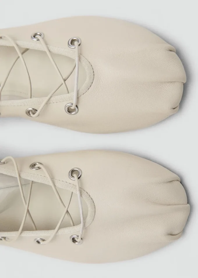 Lederballerinas mit gekreuzten Riemen Lederballerinas mit gekreuzten Riemen