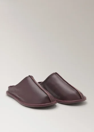 Lederclogs mit Ziernähten