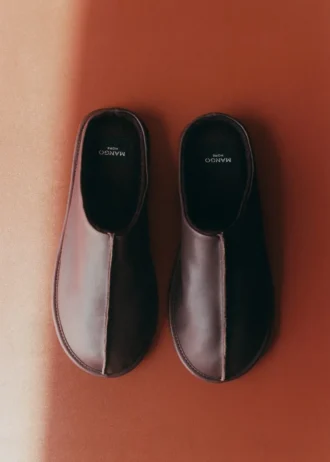 Lederclogs mit Ziernähten