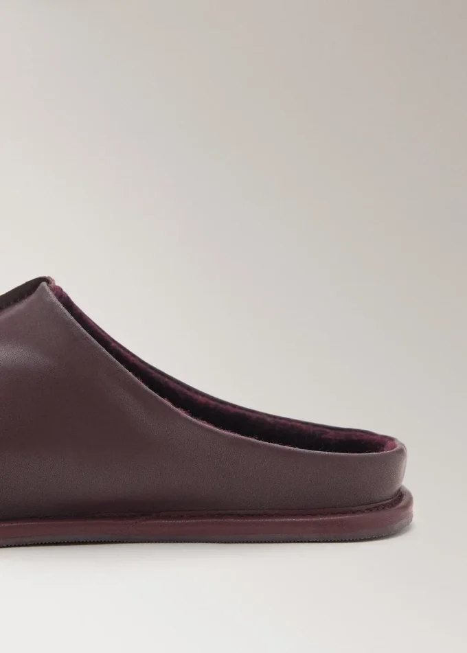 Lederclogs mit Ziernähten Lederclogs mit Ziernähten