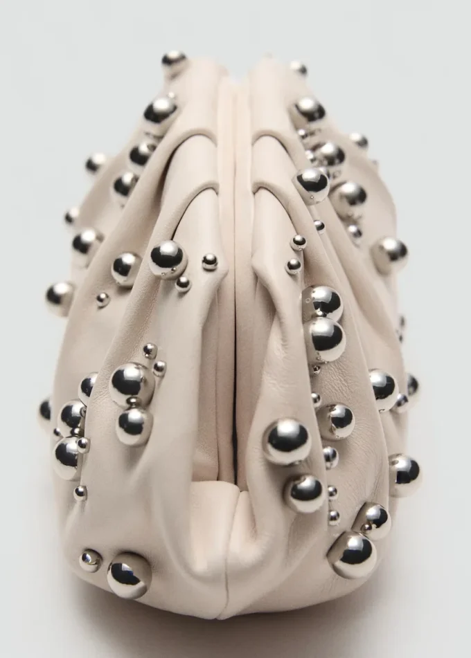 Lederhandtasche mit Kugeldetail Lederhandtasche mit Kugeldetail