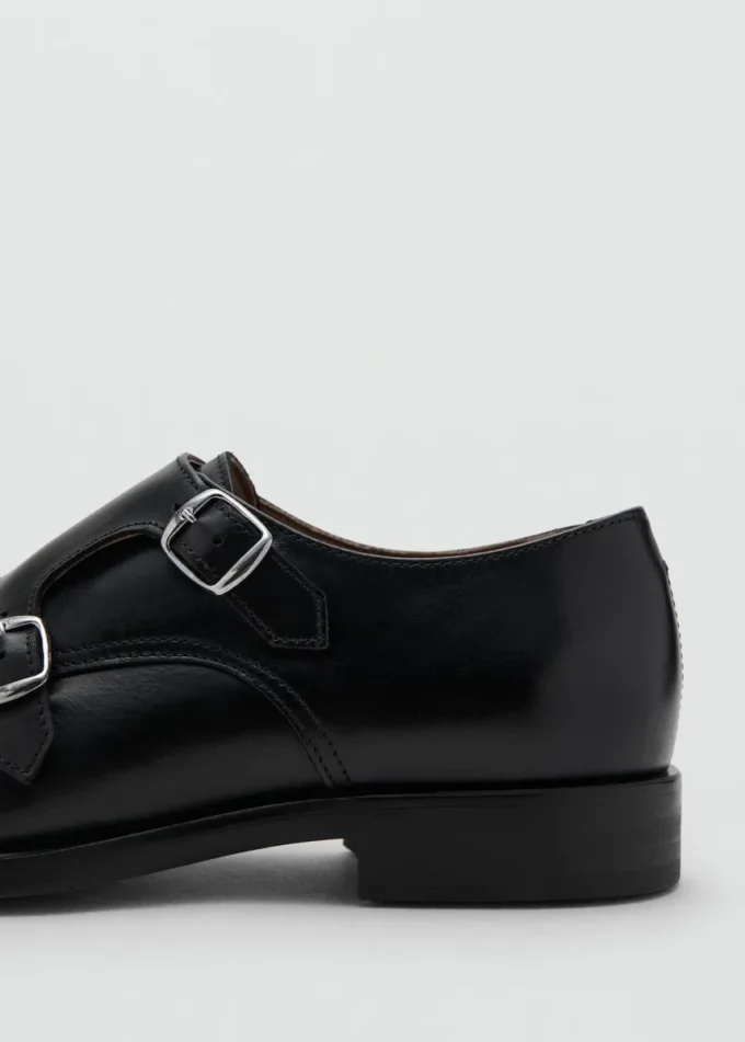 Lederschuhe mit doppelter Schnalle Lederschuhe mit doppelter Schnalle