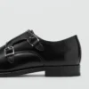 Lederschuhe mit doppelter Schnalle Lederschuhe mit doppelter Schnalle