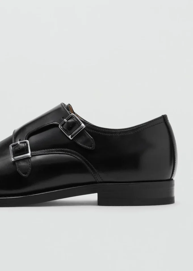 Lederschuhe mit doppelter Schnalle Lederschuhe mit doppelter Schnalle