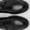 Lederschuhe mit doppelter Schnalle Lederschuhe mit doppelter Schnalle
