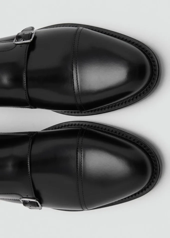 Lederschuhe mit doppelter Schnalle Lederschuhe mit doppelter Schnalle
