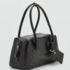 Lederschultertasche mit Anhängern