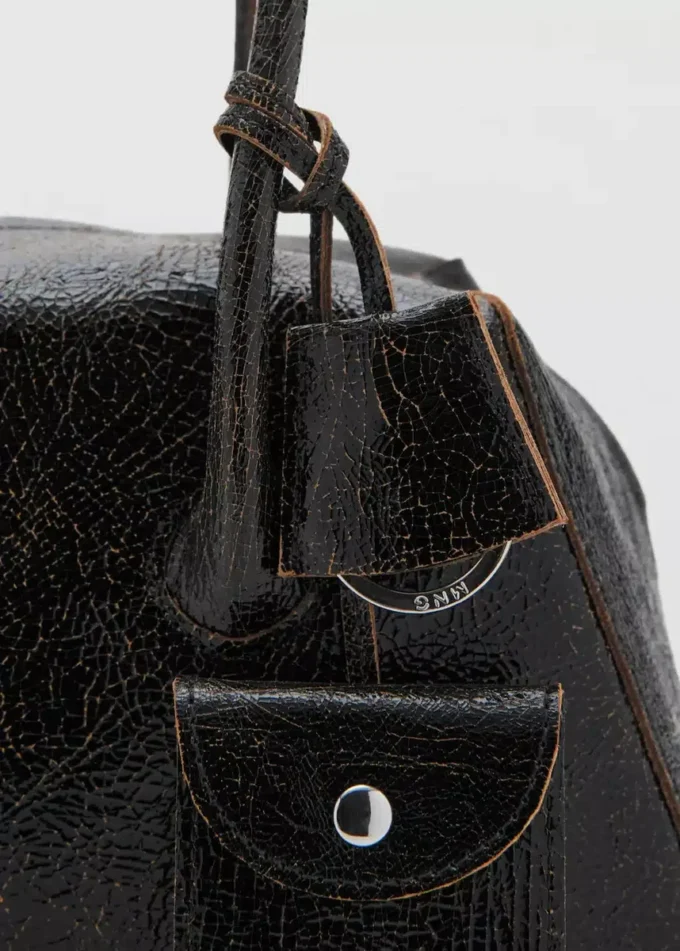 Lederschultertasche mit Anhängern