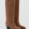 Lederstiefel mit Absatz Lederstiefel mit Absatz