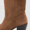 Lederstiefel mit Absatz Lederstiefel mit Absatz