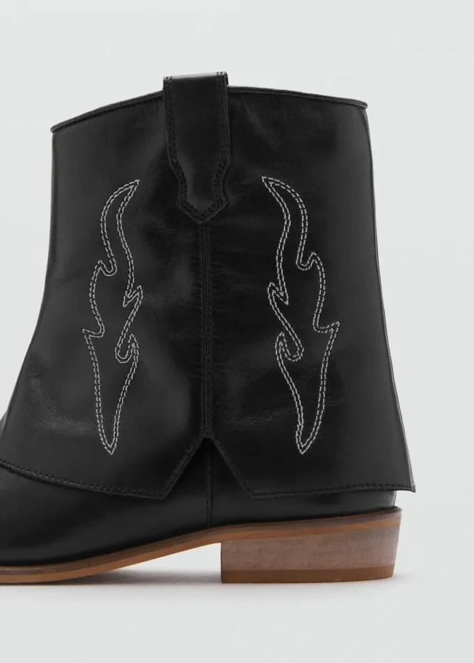 Lederstiefeletten mit Stickdetails Lederstiefeletten mit Stickdetails