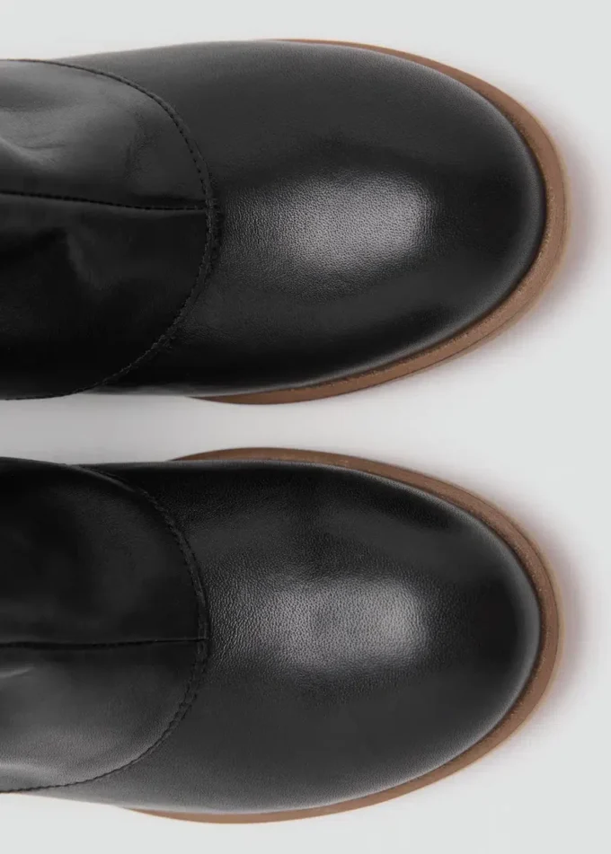 Lederstiefeletten mit Stickdetails Lederstiefeletten mit Stickdetails