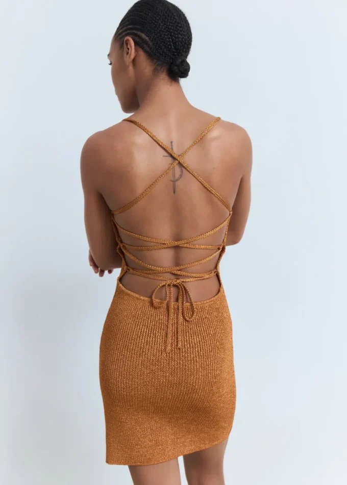 Lurex-Kleid mit gekreuztem Rücken Lurex-Kleid mit gekreuztem Rücken