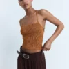 Lurex-Strickoberteil mit gekreuztem Rücken Lurex-Strickoberteil mit gekreuztem Rücken