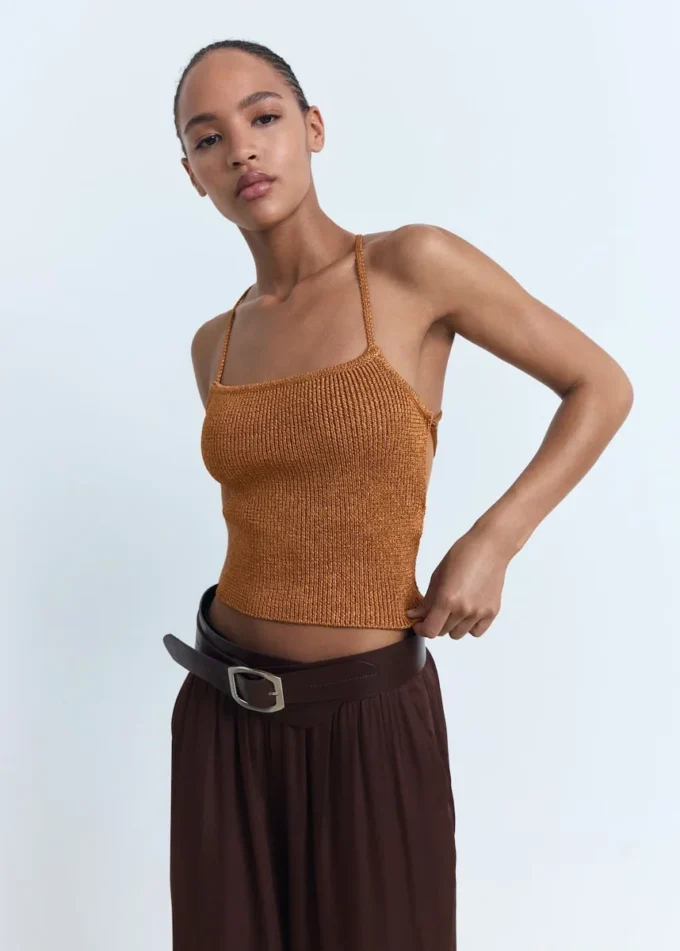 Lurex-Strickoberteil mit gekreuztem Rücken Lurex-Strickoberteil mit gekreuztem Rücken