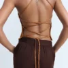 Lurex-Strickoberteil mit gekreuztem Rücken Lurex-Strickoberteil mit gekreuztem Rücken