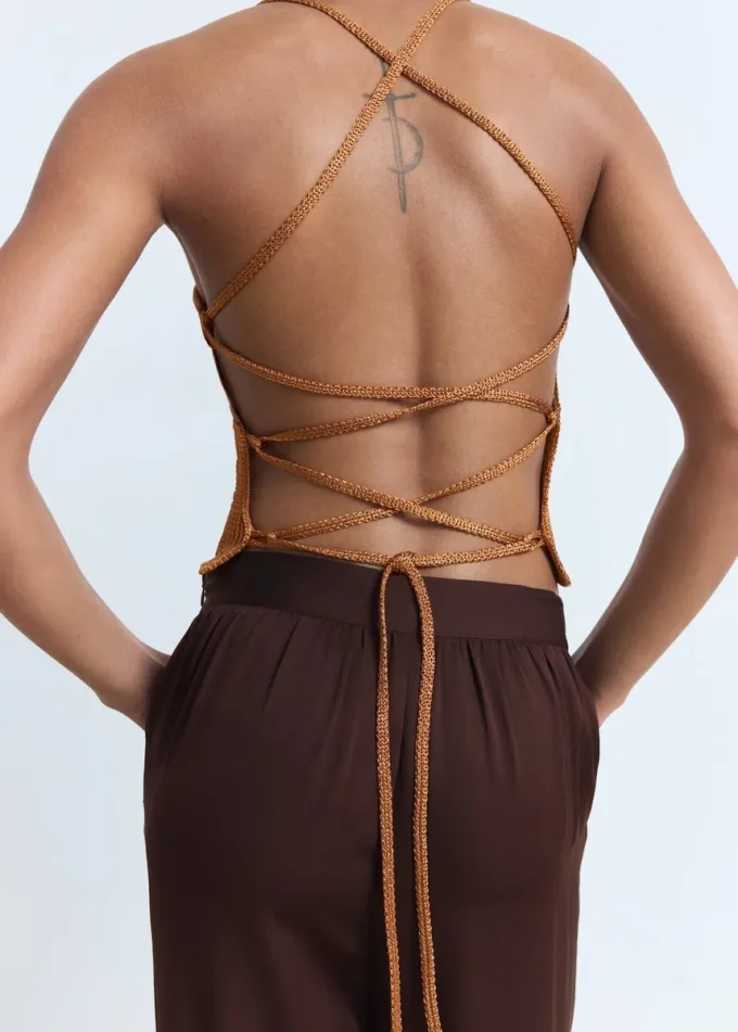 Lurex-Strickoberteil mit gekreuztem Rücken Lurex-Strickoberteil mit gekreuztem Rücken