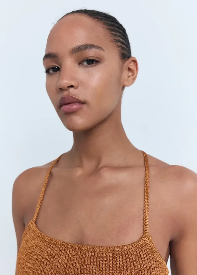 Lurex-Strickoberteil mit gekreuztem Rücken Lurex-Strickoberteil mit gekreuztem Rücken