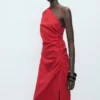 Lyocell-Kleid mit asymmetrischem Ausschnitt Lyocell-Kleid mit asymmetrischem Ausschnitt