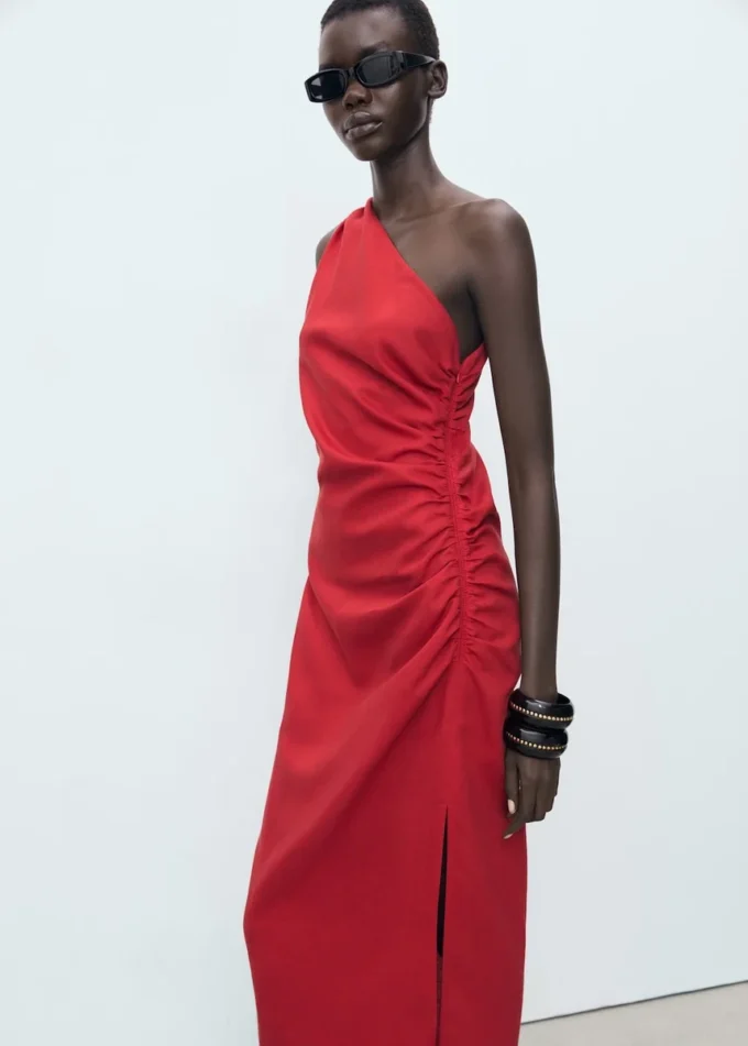 Lyocell-Kleid mit asymmetrischem Ausschnitt Lyocell-Kleid mit asymmetrischem Ausschnitt