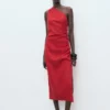 Lyocell-Kleid mit asymmetrischem Ausschnitt Lyocell-Kleid mit asymmetrischem Ausschnitt