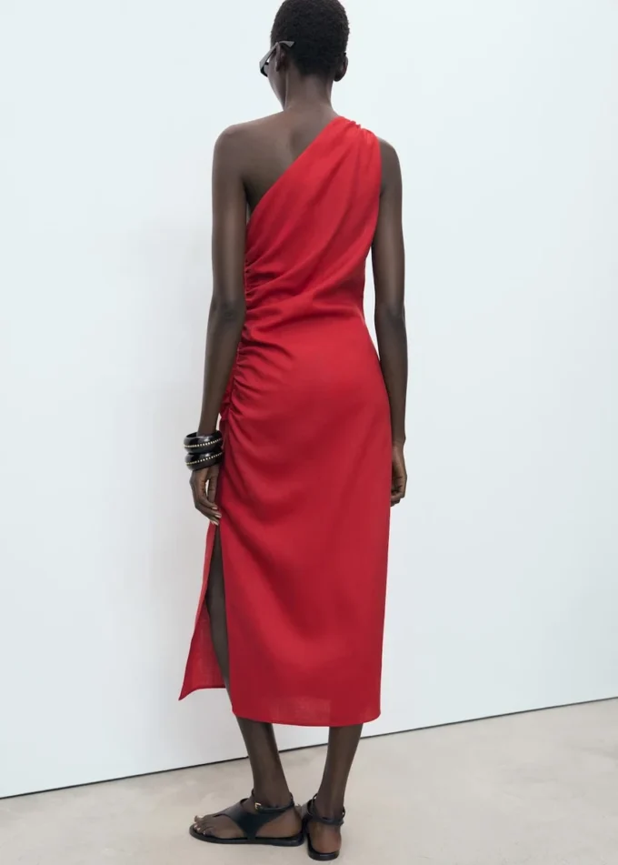 Lyocell-Kleid mit asymmetrischem Ausschnitt Lyocell-Kleid mit asymmetrischem Ausschnitt