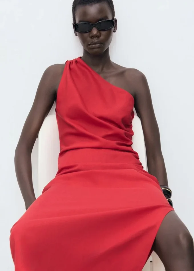 Lyocell-Kleid mit asymmetrischem Ausschnitt Lyocell-Kleid mit asymmetrischem Ausschnitt