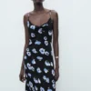 Midikleid mit drapiertem Ausschnitt Midikleid mit drapiertem Ausschnitt