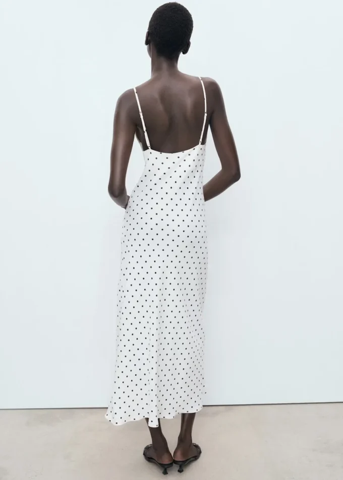 Midikleid mit drapiertem Ausschnitt Midikleid mit drapiertem Ausschnitt