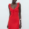 Midikleid mit Rüschenausschnitt Midikleid mit Rüschenausschnitt