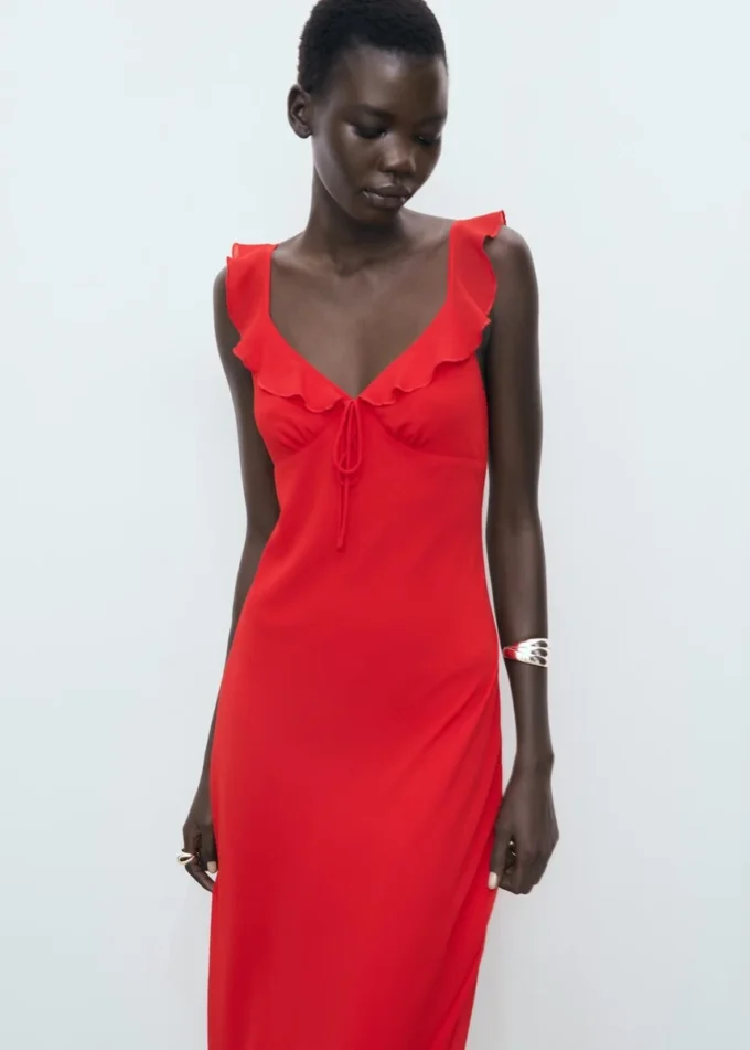 Midikleid mit Rüschenausschnitt Midikleid mit Rüschenausschnitt