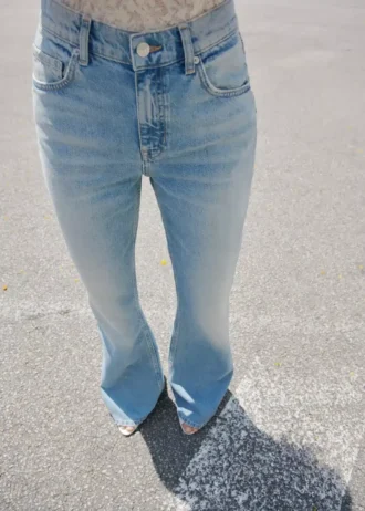 Mittlere Leibhöhe, ausgestellte Jeans