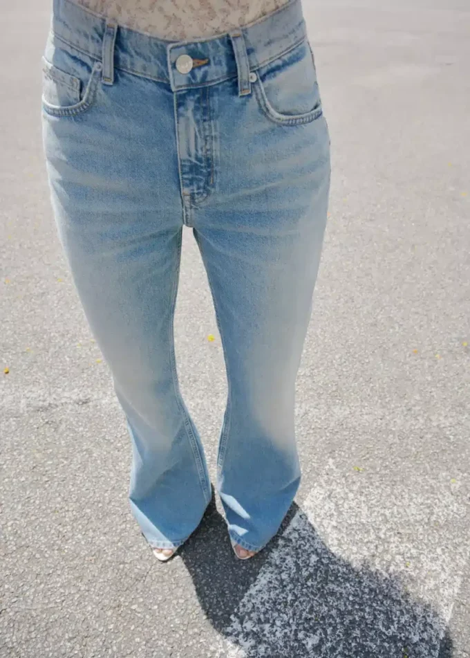 Mittlere Leibhöhe, ausgestellte Jeans Mittlere Leibhöhe, ausgestellte Jeans