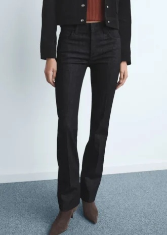 Mittlere Leibhöhe, ausgestellte Jeans
