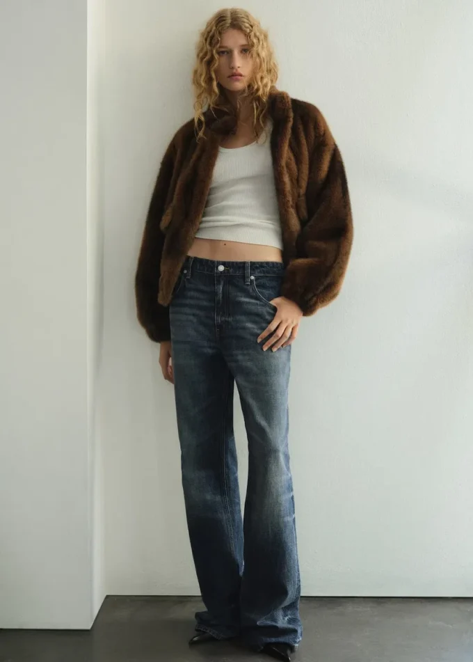 Mittlere Leibhöhe, ausgestellte Jeans
