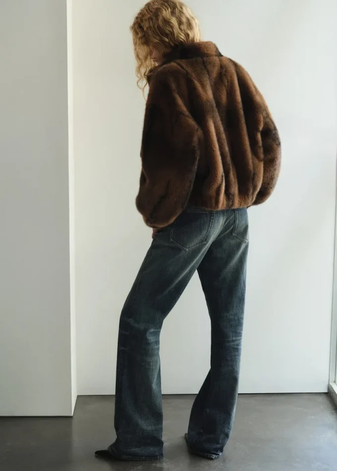 Mittlere Leibhöhe, ausgestellte Jeans