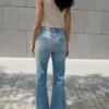 Mittlere Leibhöhe, ausgestellte Jeans Mittlere Leibhöhe, ausgestellte Jeans