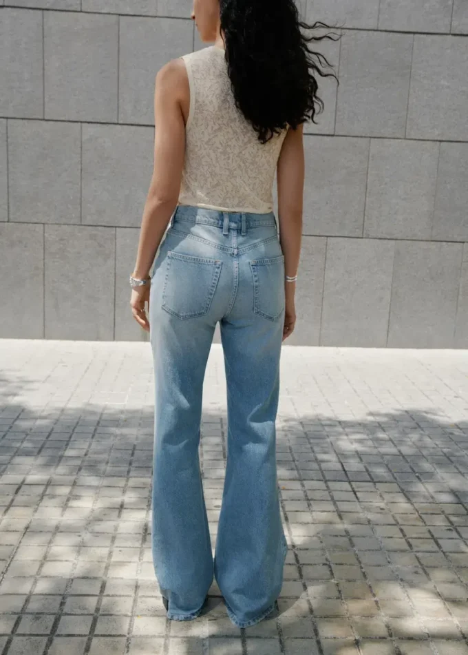 Mittlere Leibhöhe, ausgestellte Jeans Mittlere Leibhöhe, ausgestellte Jeans