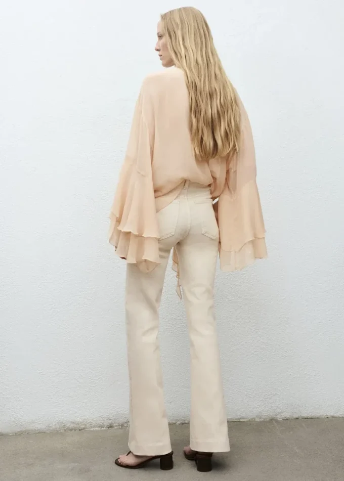 Mittlere Leibhöhe, ausgestellte Jeans